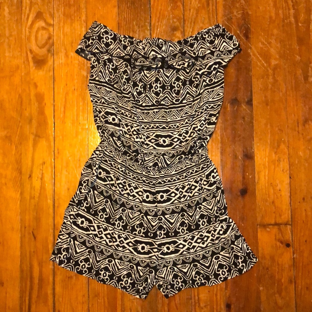 Women’s black & white ruffle top shorts romper - L